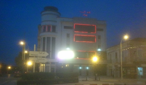 Ecran placé sur la facade du cinéma  Vox
